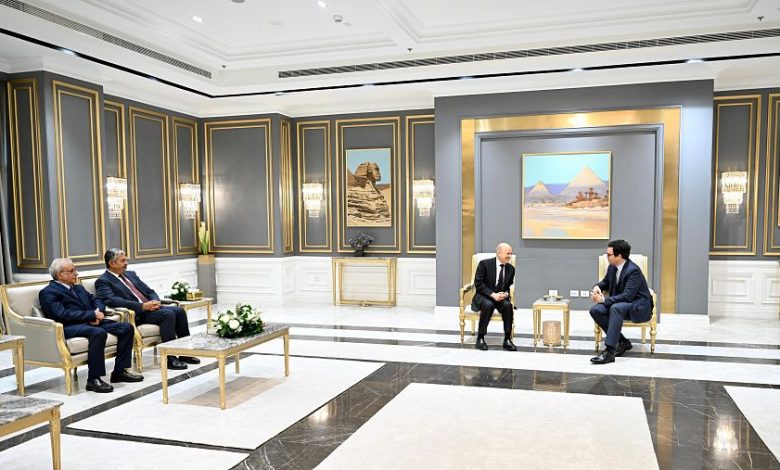 رئيس مجلس القيادة ينهي زيارة الى القاهرة بعد مشاركته في فعاليات افتتاح المتحف المصري الكبير