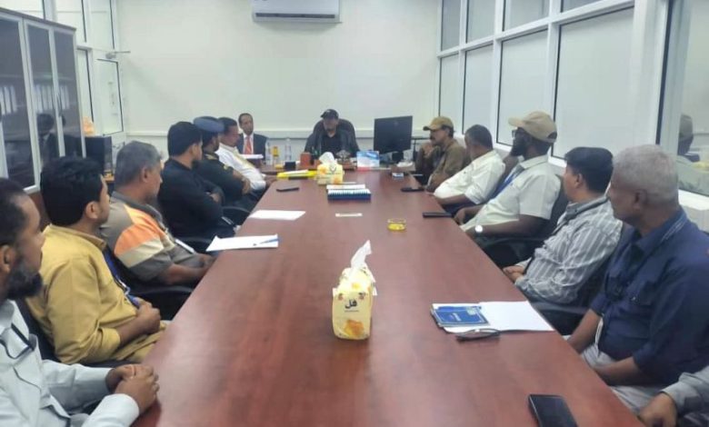 رئيس هيئة الطيران يطلع على سير عمل مطار الريان في المكلا