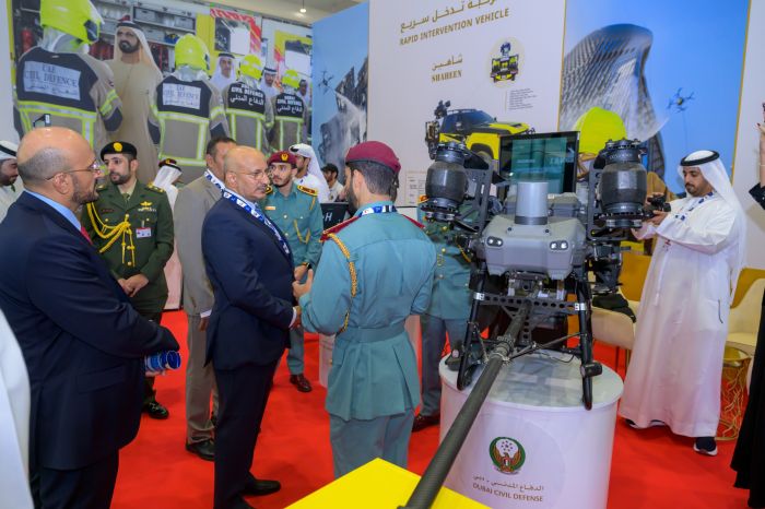 طارق صالح يزور معرض دبي للطيران 2025