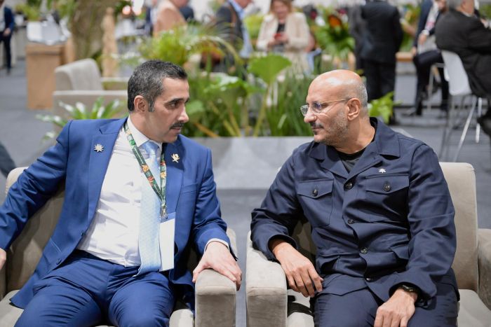 طارق صالح يستقبل رئيس الوفد القطري إلى قمة المناخ الشيخ جاسم بن منصور آل ثاني