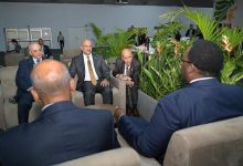 طارق صالح يلتقي رئيس وفد جمهورية الصومال الفيدرالية إلى قمة المناخ