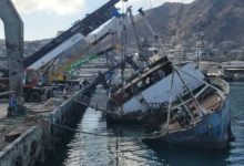 عدن.. انتشال أكبر سفينة غارقة بوزن 1100 طن من حوض ميناء الاصطياد