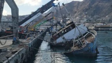 عدن.. انتشال أكبر سفينة غارقة بوزن 1100 طن من حوض ميناء الاصطياد