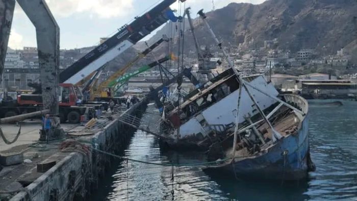 عدن.. انتشال أكبر سفينة غارقة بوزن 1100 طن من حوض ميناء الاصطياد