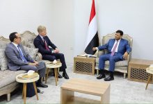 عضو مجلس القيادة الرئاسي الدكتور عبدالله العليمي يلتقى المبعوث الأممي إلى اليمن