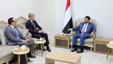 عضو مجلس القيادة الرئاسي الدكتور عبدالله العليمي يلتقى المبعوث الأممي إلى اليمن