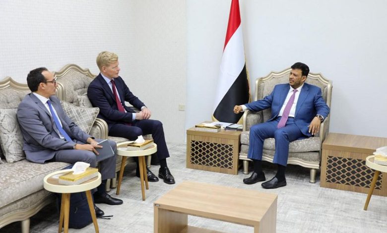 عضو مجلس القيادة الرئاسي الدكتور عبدالله العليمي يلتقى المبعوث الأممي إلى اليمن