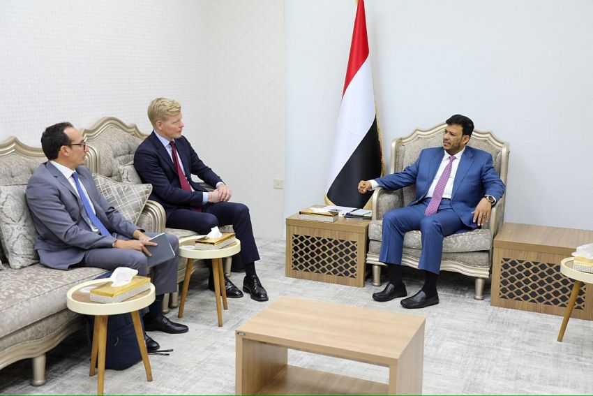 عضو مجلس القيادة الرئاسي الدكتور عبدالله العليمي يلتقى المبعوث الأممي إلى اليمن