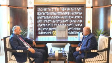 عضو مجلس القيادة اللواء الزُبيدي يلتقي محافظ حضرموت