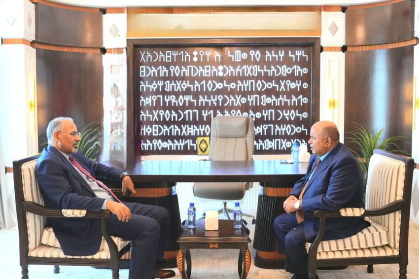 عضو مجلس القيادة اللواء الزُبيدي يلتقي محافظ حضرموت