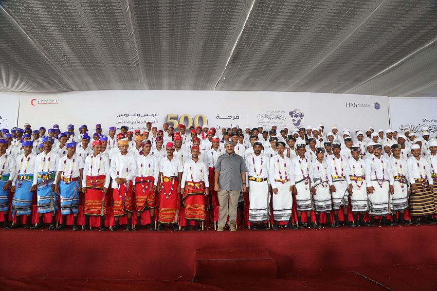 عضو مجلس القيادة طارق صالح يرعى العرس الجماعي الخامس لـ 500 عريساً وعروس