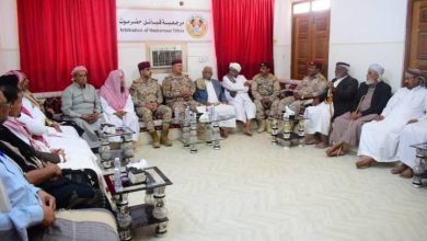 قائد المنطقة الأولى يناقش مع مرجعية قبائل حضرموت جهود الدولة في تثبيت امن واستقرار المحافظة