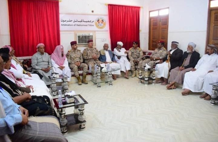 قائد المنطقة الأولى يناقش مع مرجعية قبائل حضرموت جهود الدولة في تثبيت امن واستقرار المحافظة