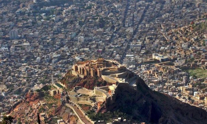 قيادة محافظة تعز: الهجوم على موكب المحافظ محاولة إجرامية لزعزعة الاستقرار