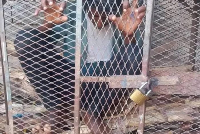 قيادي حوثي يحتجز طفلًا داخل قفص حديدي في حجة بتهمة النشر على مواقع التواصل