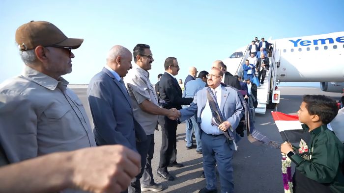 لدى وصوله المخا.. رئيس مجلس النواب يشيد بالنهضة التنموية