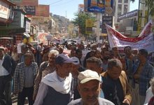 مئات المعلمين ينظمون مسيرة احتجاجية بمدينة تعز للمطالبة بصرف رواتبهم