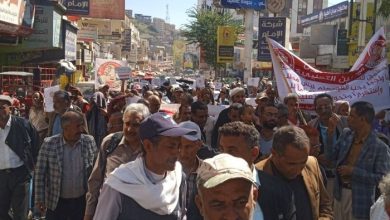 مئات المعلمين ينظمون مسيرة احتجاجية بمدينة تعز للمطالبة بصرف رواتبهم