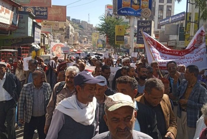 مئات المعلمين ينظمون مسيرة احتجاجية بمدينة تعز للمطالبة بصرف رواتبهم