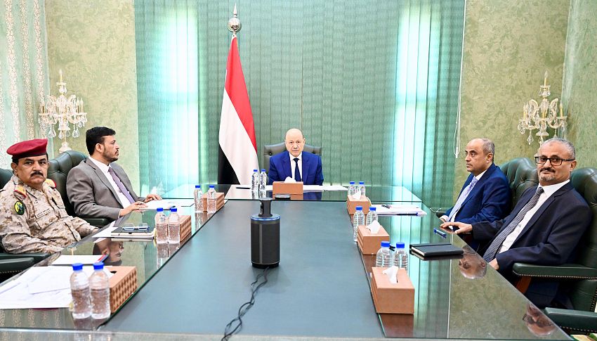 مجلس القيادة يجدد دعمه الكامل للإصلاحات الحكومية الشاملة ويشيد بالجاهزية العالية للقوات المسلحة والامن وكافة التشكيلات العسكرية