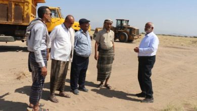 محافظ الحديدة يتفقد طريق النصر الزراعي ويشيد بجهود طارق صالح ودعم الإمارات
