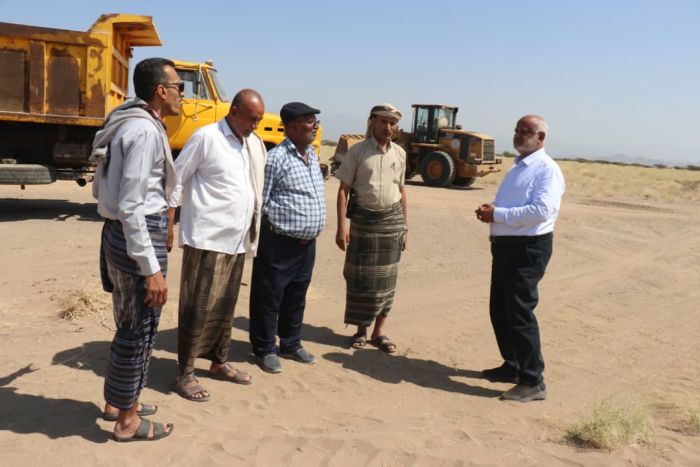 محافظ الحديدة يتفقد طريق النصر الزراعي ويشيد بجهود طارق صالح ودعم الإمارات