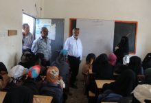 محافظ الحديدة يتفقد مدرسة طلحة بالخوخة ويوجه بإنشاء ثلاثة فصول جديدة فيها
