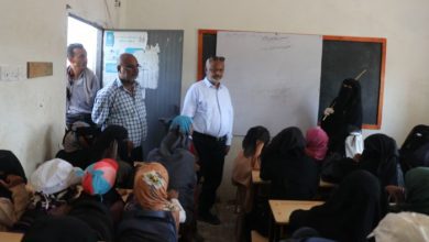 محافظ الحديدة يتفقد مدرسة طلحة بالخوخة ويوجه بإنشاء ثلاثة فصول جديدة فيها