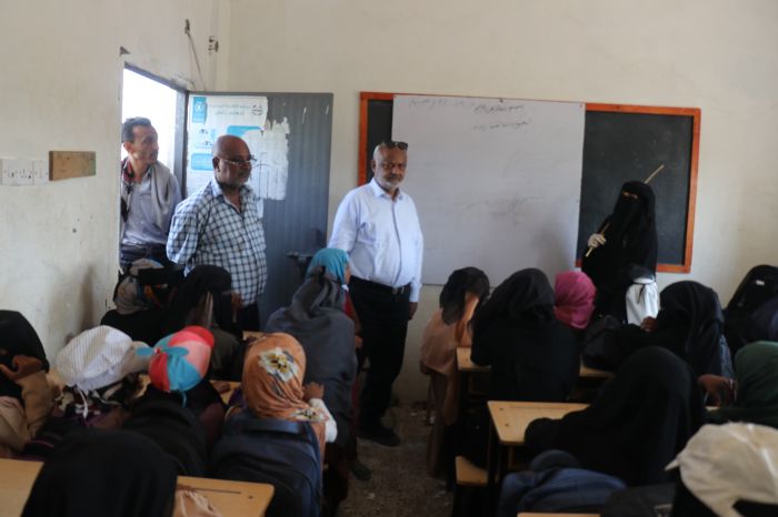 محافظ الحديدة يتفقد مدرسة طلحة بالخوخة ويوجه بإنشاء ثلاثة فصول جديدة فيها