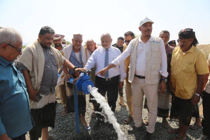 محافظ الحديدة يدشن مشروع مياه في قرية الجريب بمديرية حيس