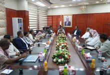 محافظ المهرة يناقش مع قيادات المكونات السياسية سبل تعزيز التنسيق للحفاظ على أمن واستقرار