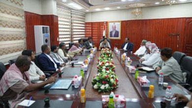 محافظ المهرة يناقش مع قيادات المكونات السياسية سبل تعزيز التنسيق للحفاظ على أمن واستقرار