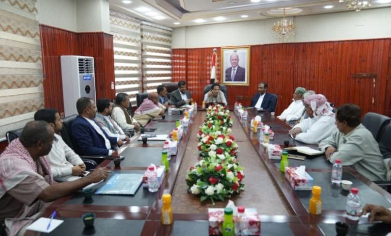 محافظ المهرة يناقش مع قيادات المكونات السياسية سبل تعزيز التنسيق للحفاظ على أمن واستقرار