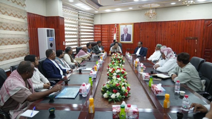 محافظ المهرة يناقش مع قيادات المكونات السياسية سبل تعزيز التنسيق للحفاظ على أمن واستقرار