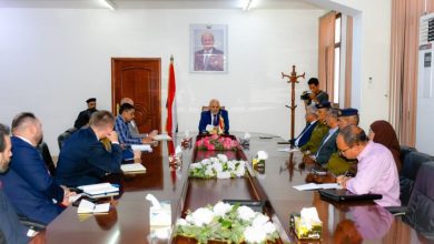 محافظ تعز يبحث مع فريق أممي جهود بناء السلام وتعزيز الاستقرار في المحافظة