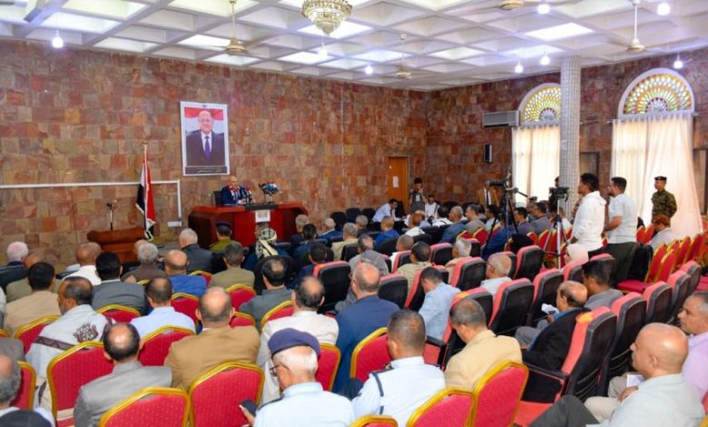 محافظ تعز يترأس لقاءً موسعاً لمناقشة التقرير الاولي لمستوى تنفيذ القرار الرئاسي رقم (11) لعام 2025م