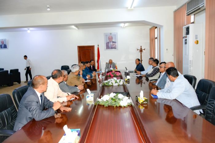 محافظ تعز يطلع على ترتيبات تشغيل ميناء المخا ويؤكد دعم السلطة المحلية لإنجاح العمل