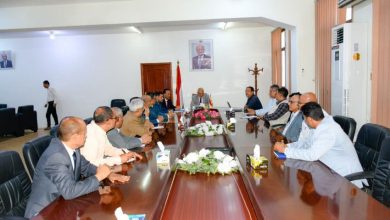 محافظ تعز يناقش الترتيبات الجارية لتشغيل ميناء المخا