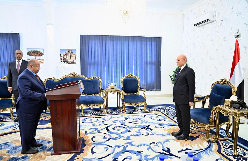 محافظ حضرموت يؤدي اليمين الدستورية امام رئيس مجلس القيادة الرئاسي