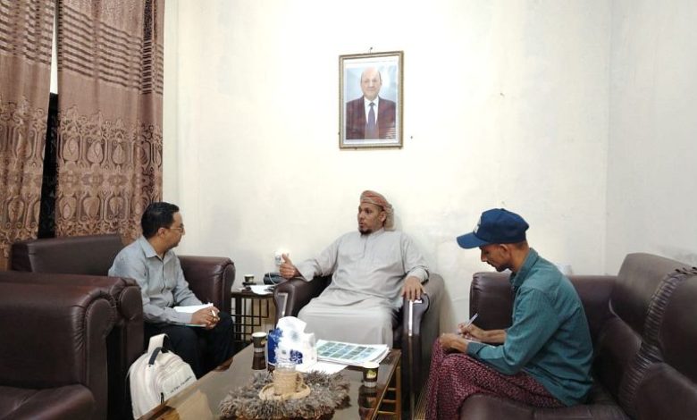 محافظ سقطرى يؤكد أهمية تعزيز الشراكة في المشاريع البيئية ويتفقد تجهيزات مبنى السلطة المحلية