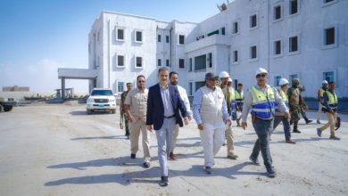 محافظ عدن يطلع على سير العمل في مشروع مدينة الشيخ محمد بن زايد الطبية