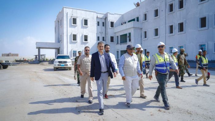 محافظ عدن يطلع على سير العمل في مشروع مدينة الشيخ محمد بن زايد الطبية