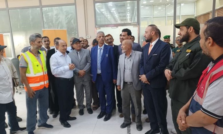 محافظ لحج ونائب وزير الصناعة يزوران عدداً من المصانع الاستثمارية بالمحافظة