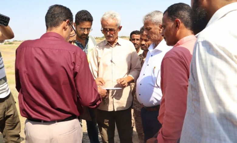 محافظ لحج يطلع على ترتيبات تنفيذ محطة الطاقة الشمسية بتمويل اماراتي