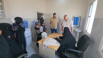 محمود وبن بريك يطلّعان على مستوى الخدمات والأعمال في عزلة الزهاري بريف المخا