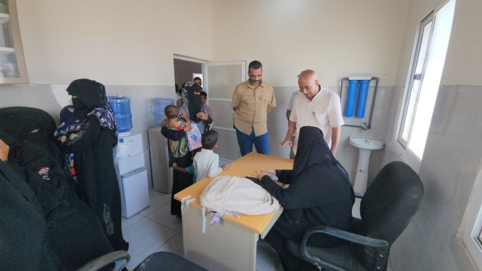 محمود وبن بريك يطلّعان على مستوى الخدمات والأعمال في عزلة الزهاري بريف المخا