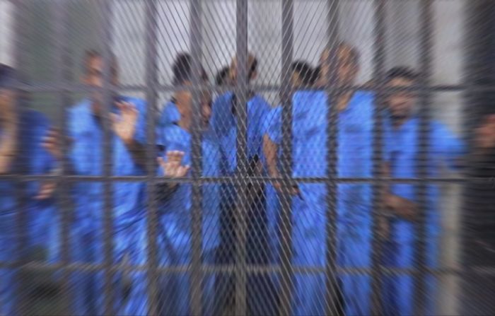 مختطف يواجه الحوثيين في المحكمة: "سلموا الرواتب يا سرق"