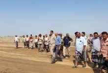 مدير عام المخا ورئيس دائرة الشباب بالمكتب السياسي يتفقدان أعمال إنشاء ملعبين رياضيين