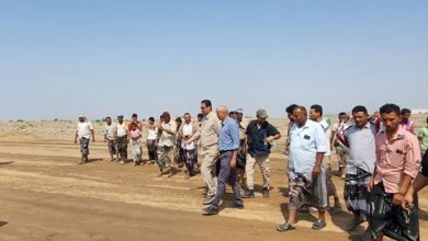 مدير عام المخا ورئيس دائرة الشباب بالمكتب السياسي يتفقدان أعمال إنشاء ملعبين رياضيين