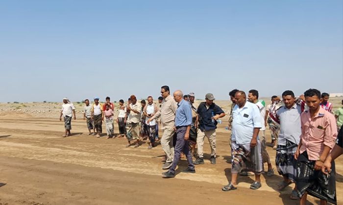 مدير عام المخا ورئيس دائرة الشباب بالمكتب السياسي يتفقدان أعمال إنشاء ملعبين رياضيين
